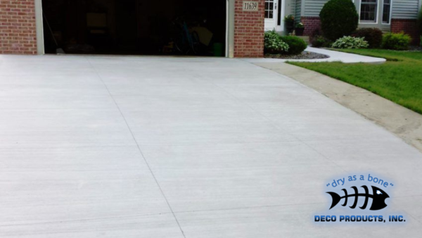 A driveway leading to a house